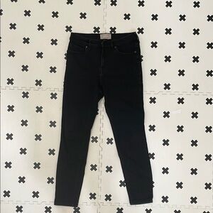 Everlane Black Skinny Jeans with Sleek Design